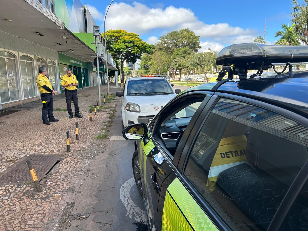 R$ 76 mil em débitos. DETRAN-DF recolhe Fiat Uno campeão de multas com na W3 Norte