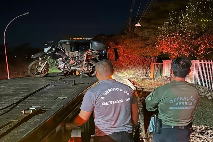 R$ 214 mil em multas. Detran-DF flagra motociclista com CNH suspensa e 974 multas em aberto