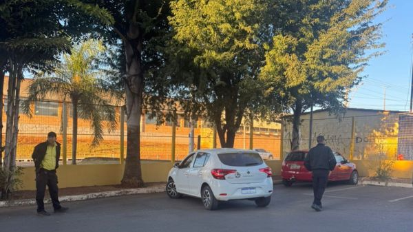 Mulher sem CNH 😮 – Mulher é flagrada dirigindo sem habilitação após prova teórica no Detran-DF de Taguatinga