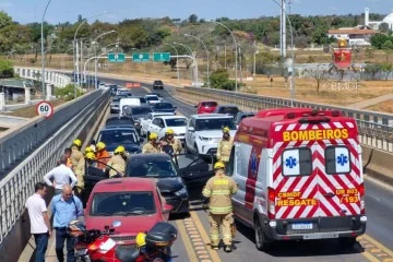 Engavetamento na Ponte Honestino Guimarães deixa um ferido e congestiona trânsito no Lago Sul