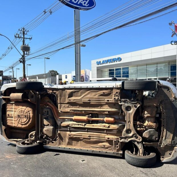 Idosa fica ferida após colisão entre carros no SIA; veículo tomba e trânsito é afetado